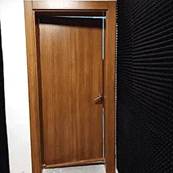Akustik Konferans Salonu Kapısı